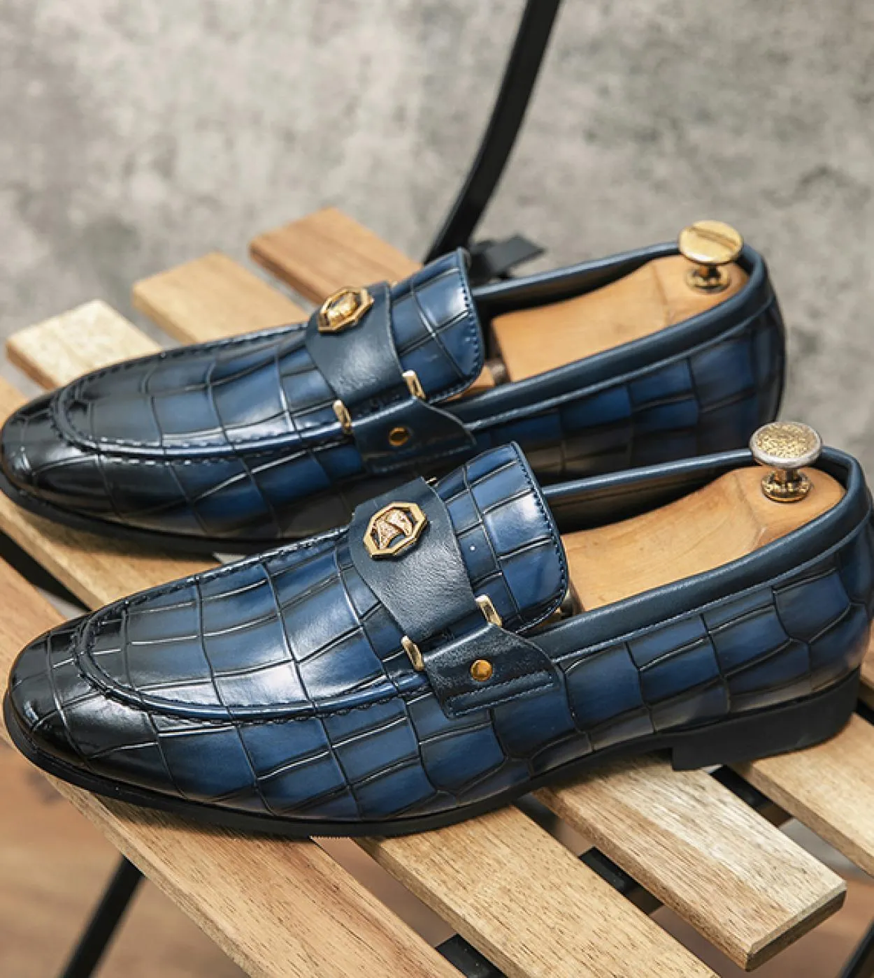 Mocassini da uomo Blu Marrone Decorazione in metallo Fashion Business Classic Slip On Uomo Scarpe eleganti da uomo con spedizion