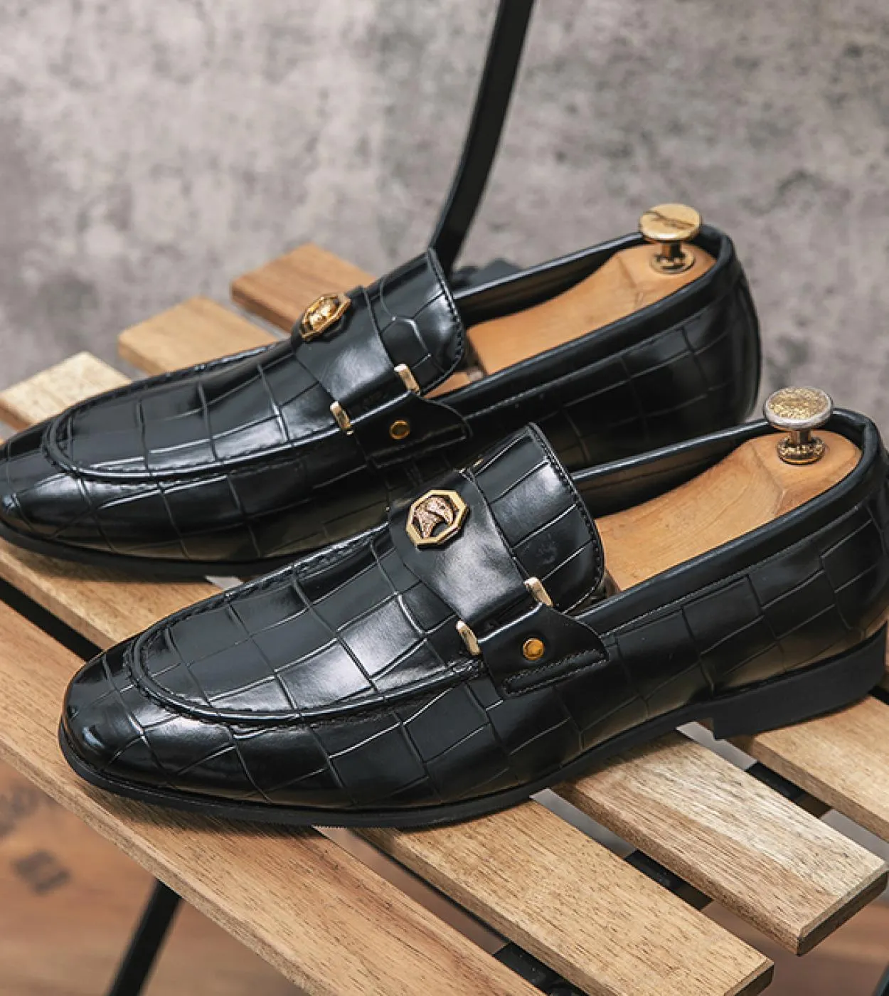 Mocassini da uomo Blu Marrone Decorazione in metallo Fashion Business Classic Slip On Uomo Scarpe eleganti da uomo con spedizion