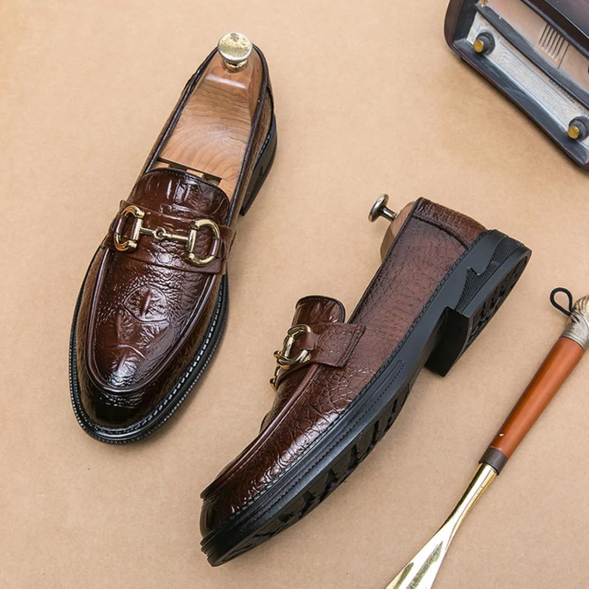 Mocassini neri da uomo Slip On Punta tonda Scarpe da uomo d'affari marroni Scarpe formali Spedizione gratuita Scarpe eleganti da