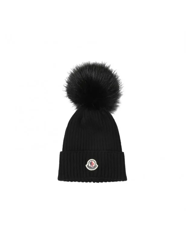 MONCLER     Cappello nero con pompom e dettaglio logo Moncler