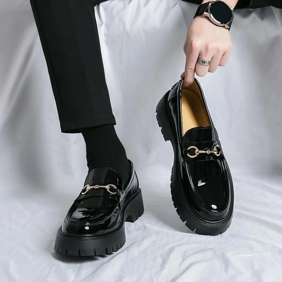 Nuovi mocassini neri da uomo scarpe in pelle verniciata Slipon traspirante scarpe casual solide scarpe eleganti da uomo fatte a