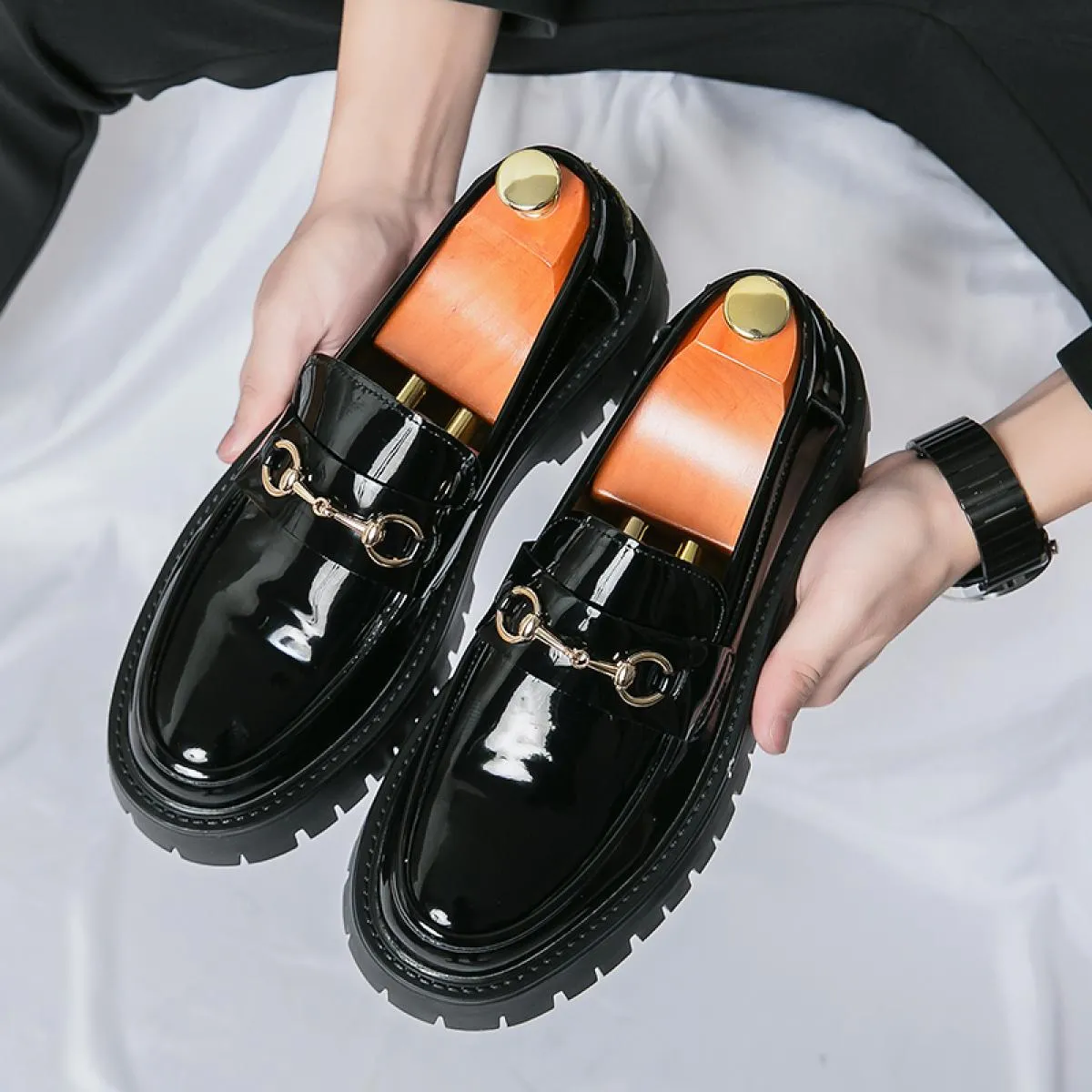 Nuovi mocassini neri da uomo scarpe in pelle verniciata Slipon traspirante scarpe casual solide scarpe eleganti da uomo fatte a