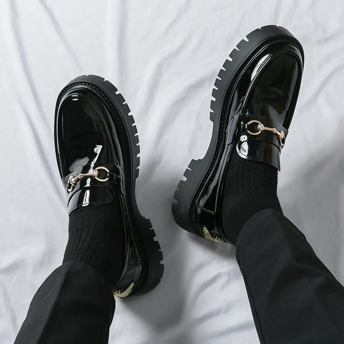 Nuovi mocassini neri da uomo scarpe in pelle verniciata Slipon traspirante scarpe casual solide scarpe eleganti da uomo fatte a