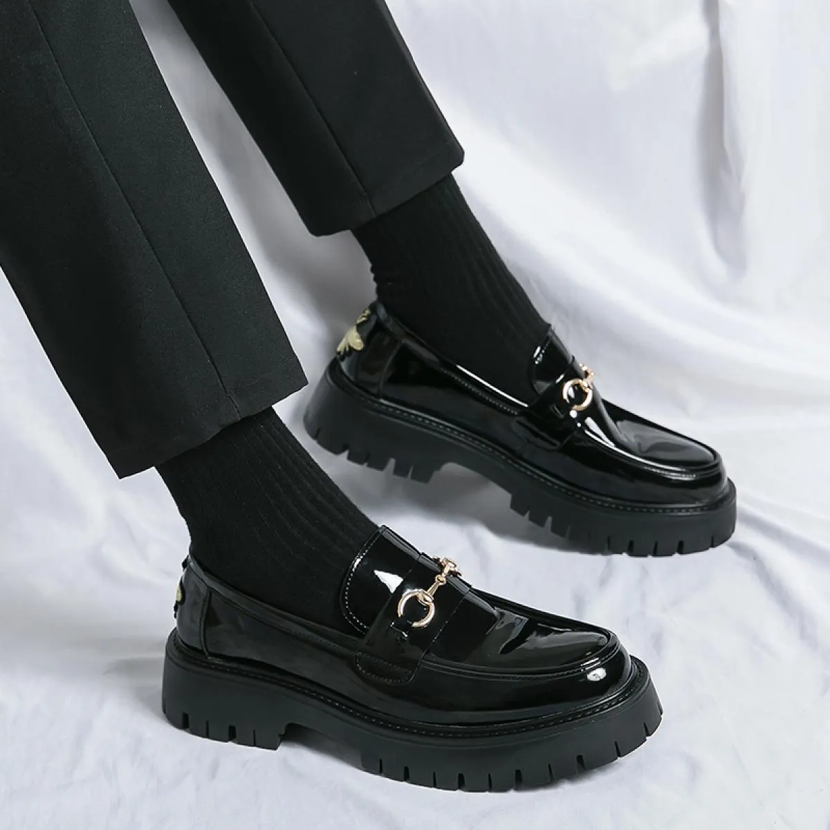 Nuovi mocassini neri da uomo scarpe in pelle verniciata Slipon traspirante scarpe casual solide scarpe eleganti da uomo fatte a