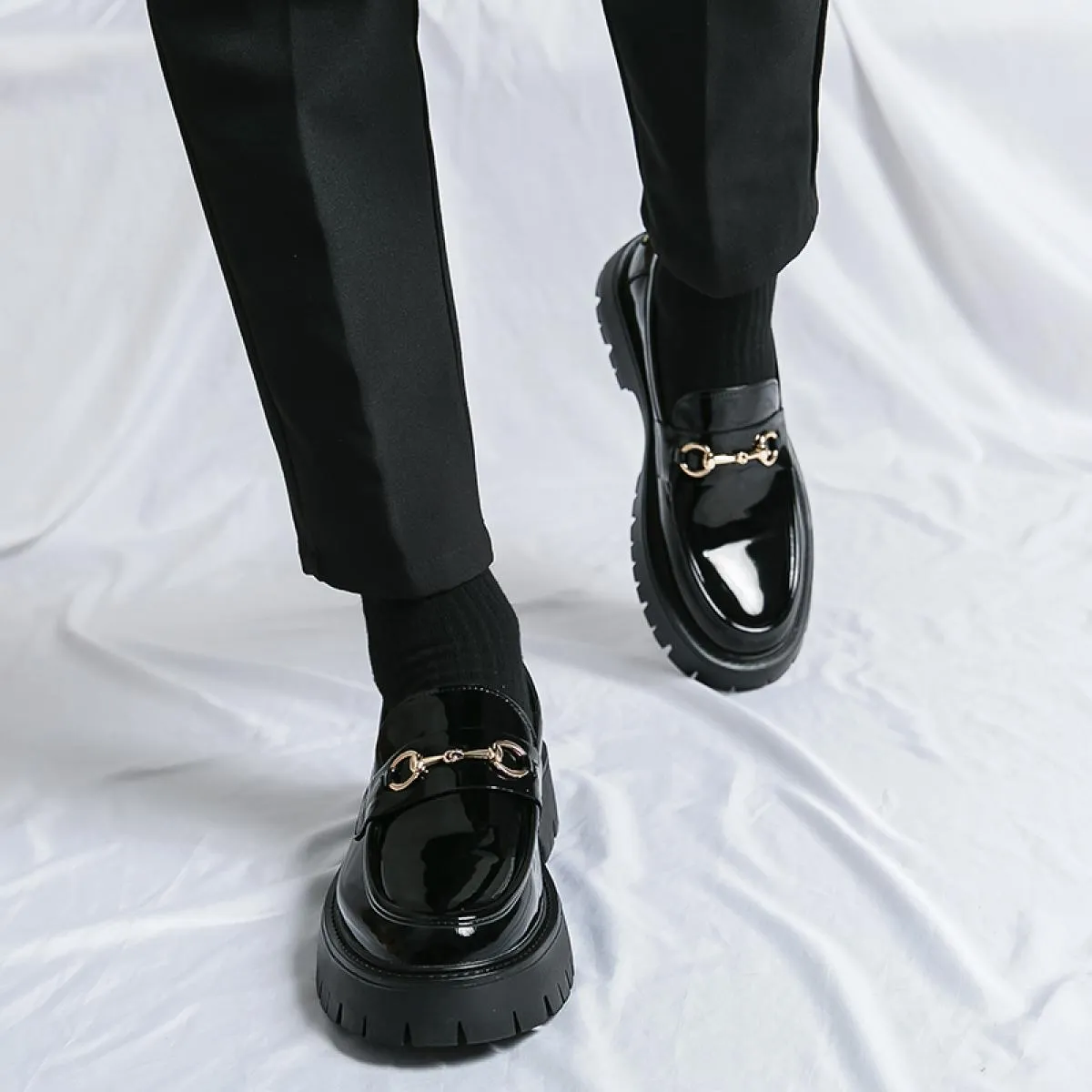Nuovi mocassini neri da uomo scarpe in pelle verniciata Slipon traspirante scarpe casual solide scarpe eleganti da uomo fatte a
