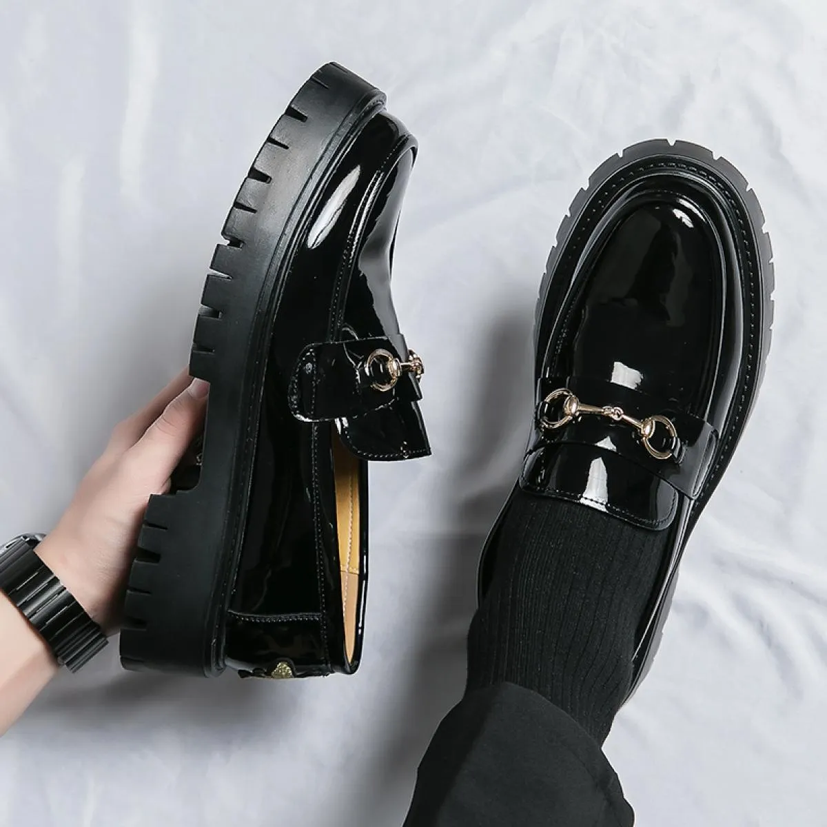 Nuovi mocassini neri da uomo scarpe in pelle verniciata Slipon traspirante scarpe casual solide scarpe eleganti da uomo fatte a