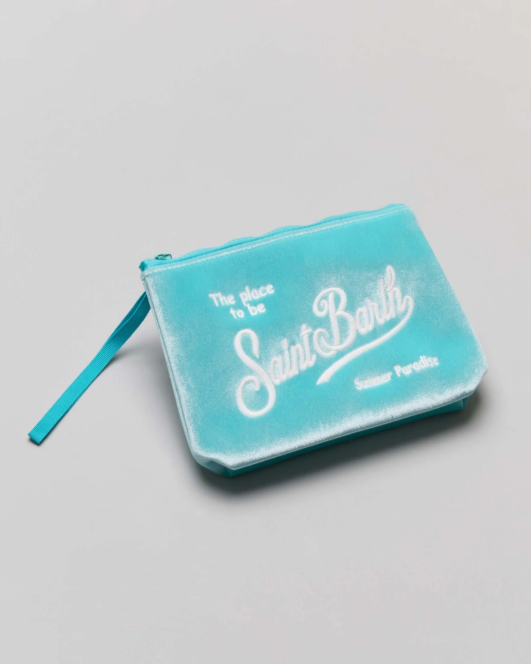 Pochette Aline color acqua in ciniglia con scritta logo bianca e laccetto