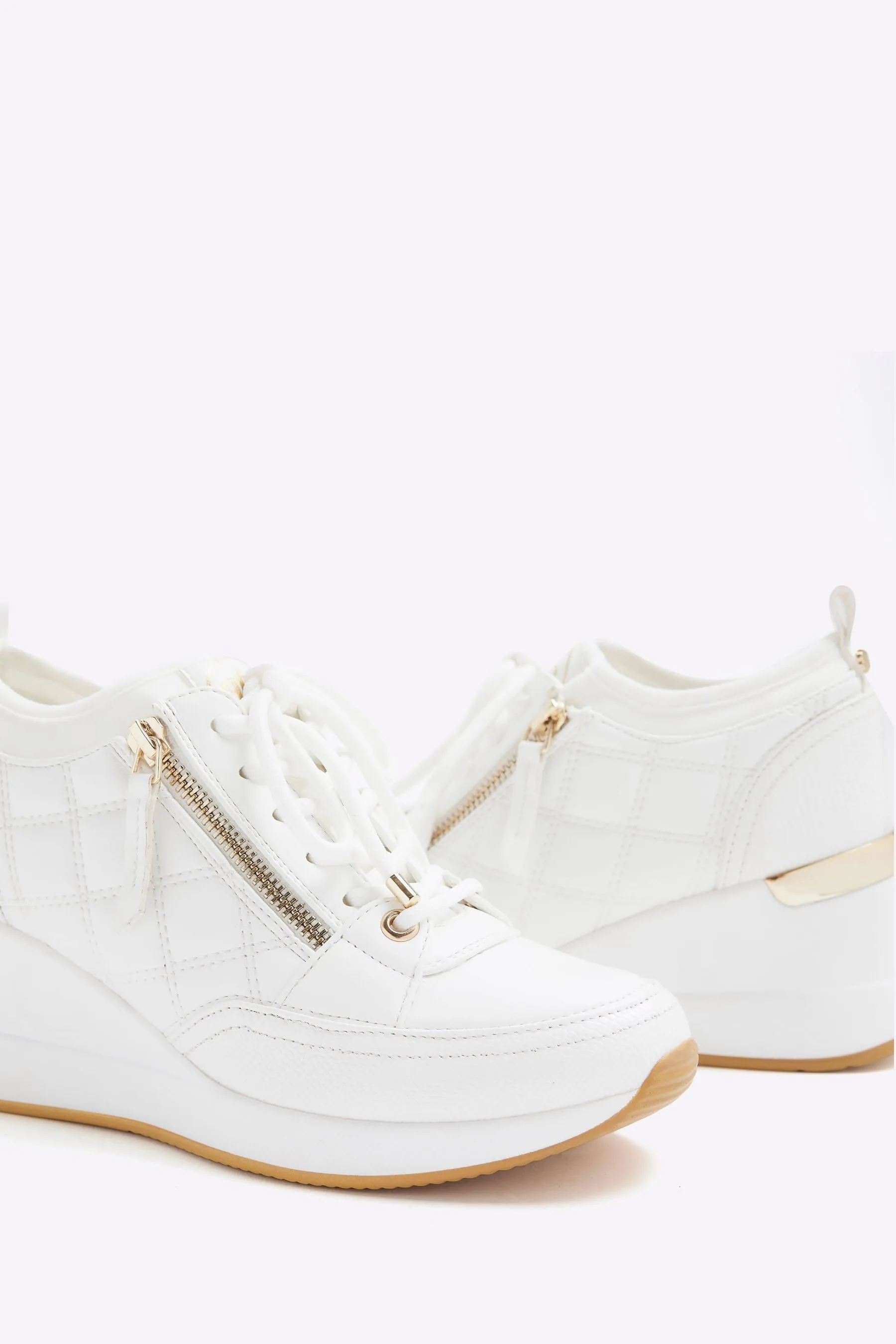 River Island - Scarpe da ginnastica trapuntate con zeppa e zip laterale