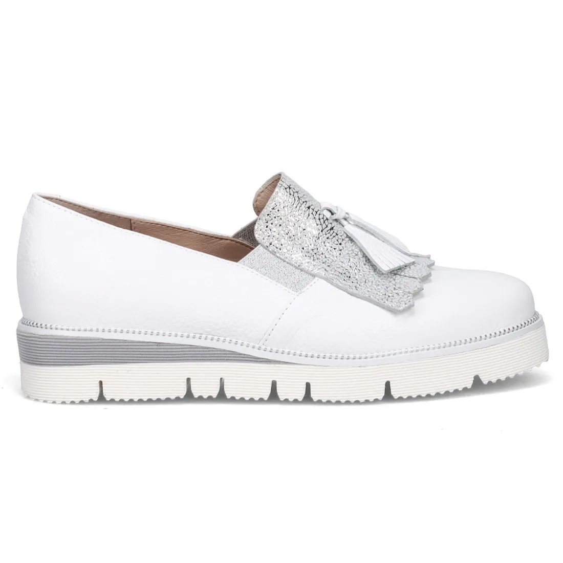 Scarpa comoda Sangiorgio bianca e argento con frangia e nappine