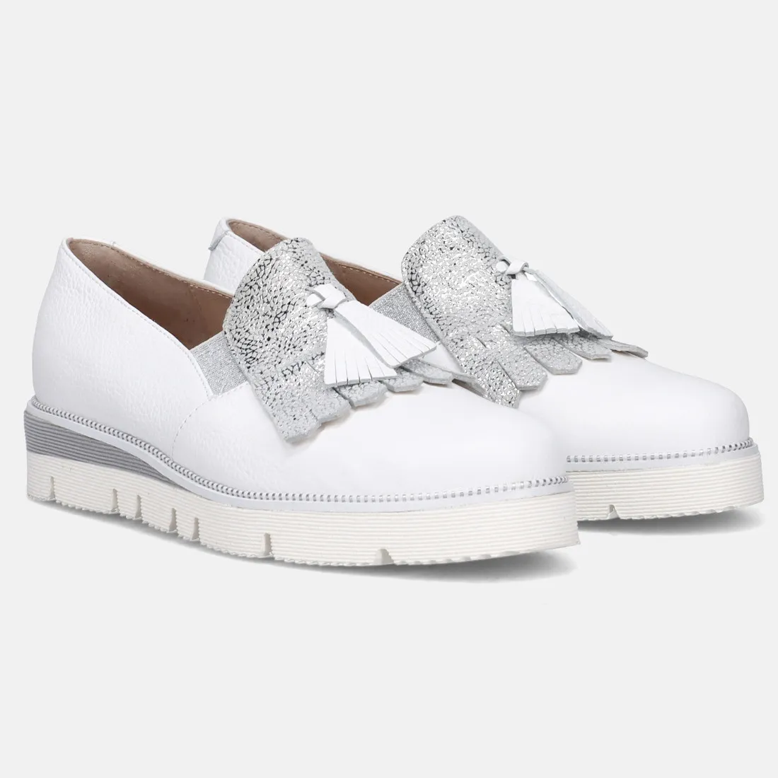 Scarpa comoda Sangiorgio bianca e argento con frangia e nappine