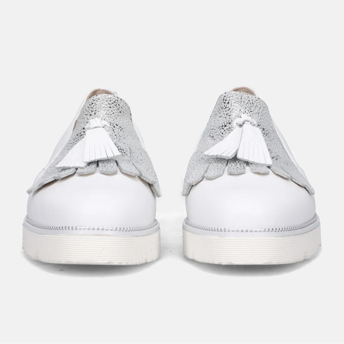 Scarpa comoda Sangiorgio bianca e argento con frangia e nappine