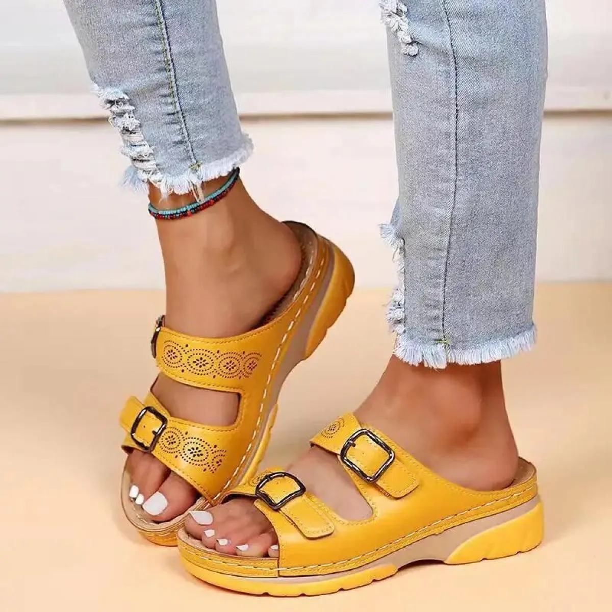 Scarpe estive da donna con punta chiusa 2023 Nuovi sandali da donna con zeppa con doppia fibbia e comfort Pantofole casual con p