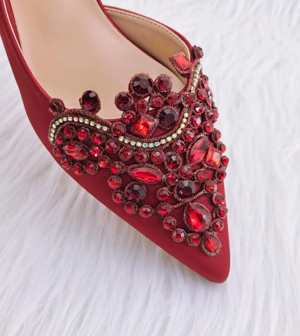 Scarpe rosse Stili di moda da donna Scarpe rosse Borsa abbinata Scarpe da festa rosse Pietre Pompe