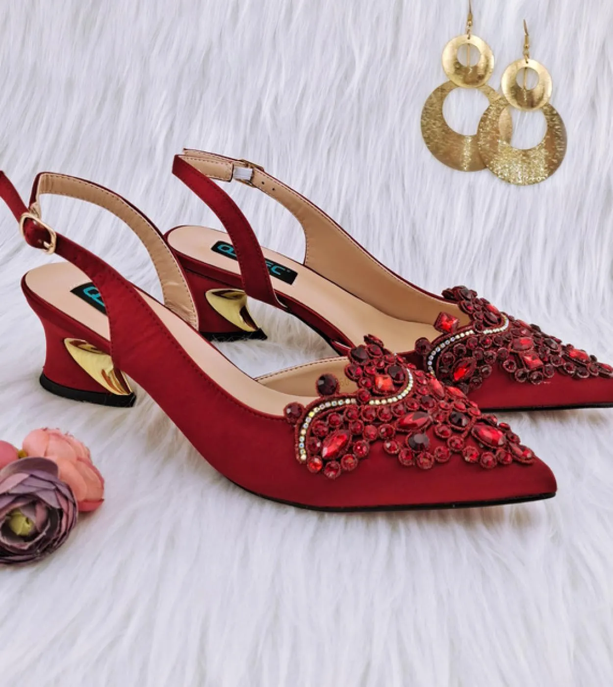 Scarpe rosse Stili di moda da donna Scarpe rosse Borsa abbinata Scarpe da festa rosse Pietre Pompe