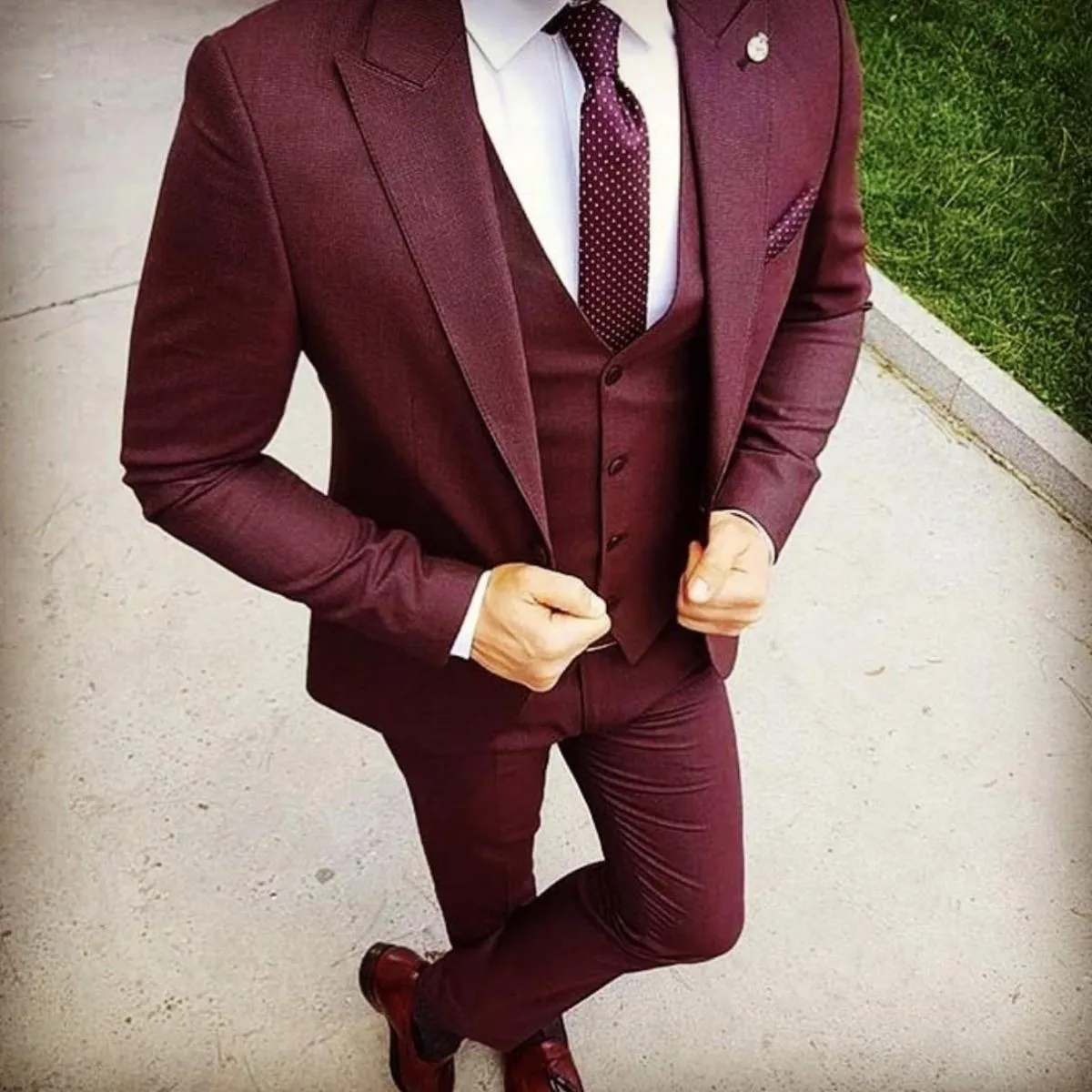 Smoking da sposa di classe Abiti da uomo Slim Fit Risvolto con visiera One Button Prom Bestman Groomsmen Blazer Disegni Giacca P