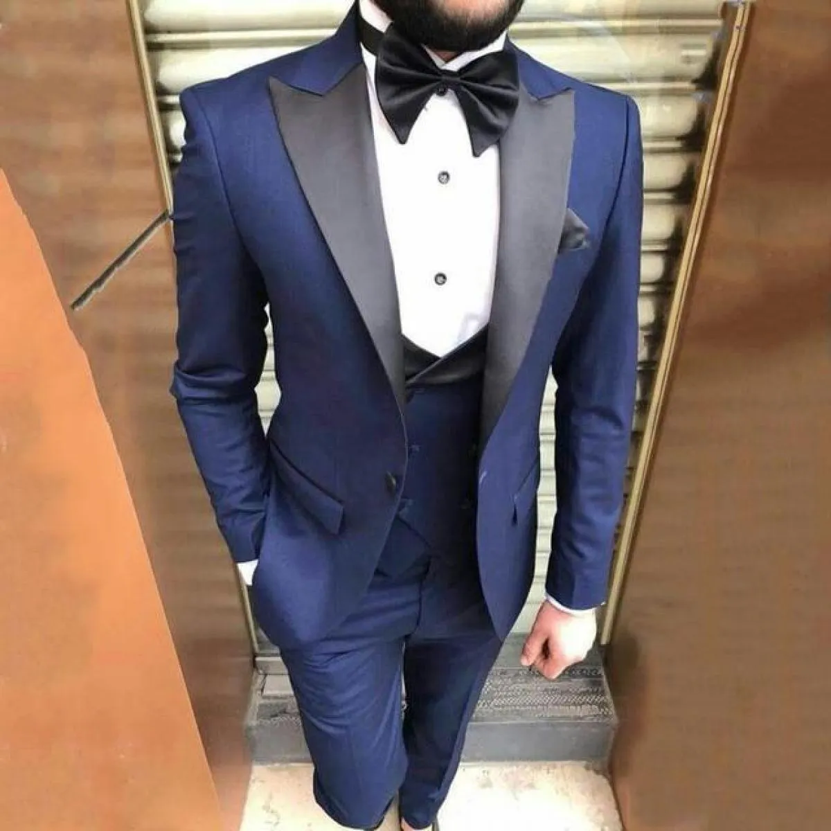 Smoking da sposa di classe Abiti da uomo Slim Fit Risvolto con visiera One Button Prom Bestman Groomsmen Blazer Disegni Giacca P