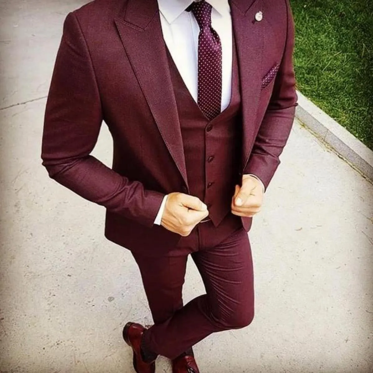 Smoking da sposa di classe Abiti da uomo Slim Fit Risvolto con visiera One Button Prom Bestman Groomsmen Blazer Disegni Giacca P