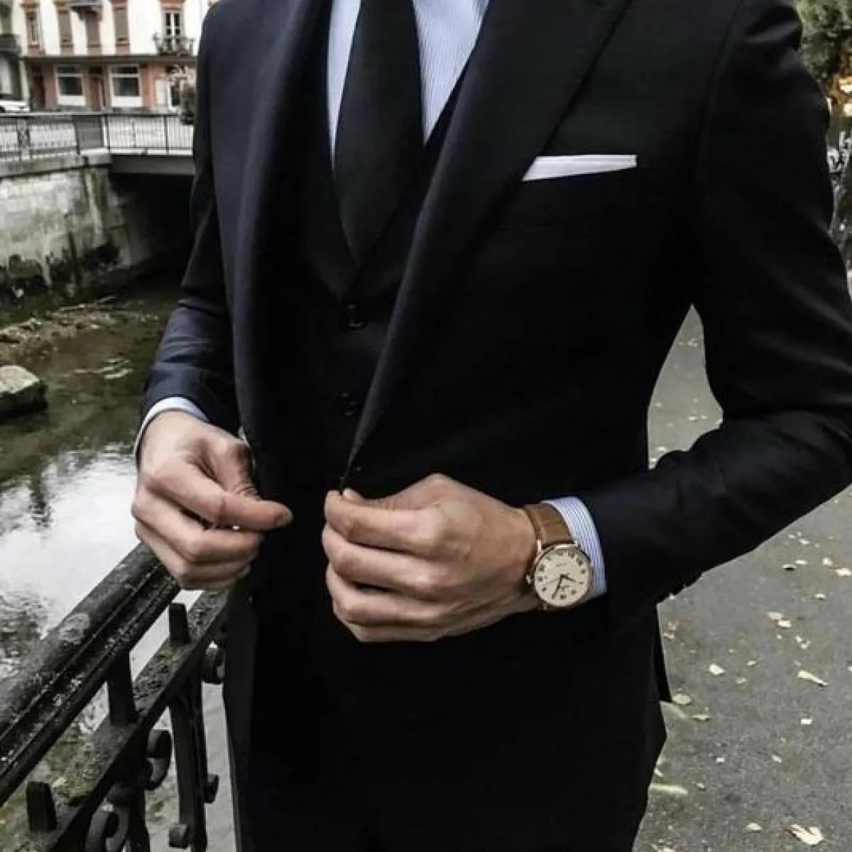 Smoking da sposa di classe Abiti da uomo Slim Fit Risvolto con visiera One Button Prom Bestman Groomsmen Blazer Disegni Giacca P