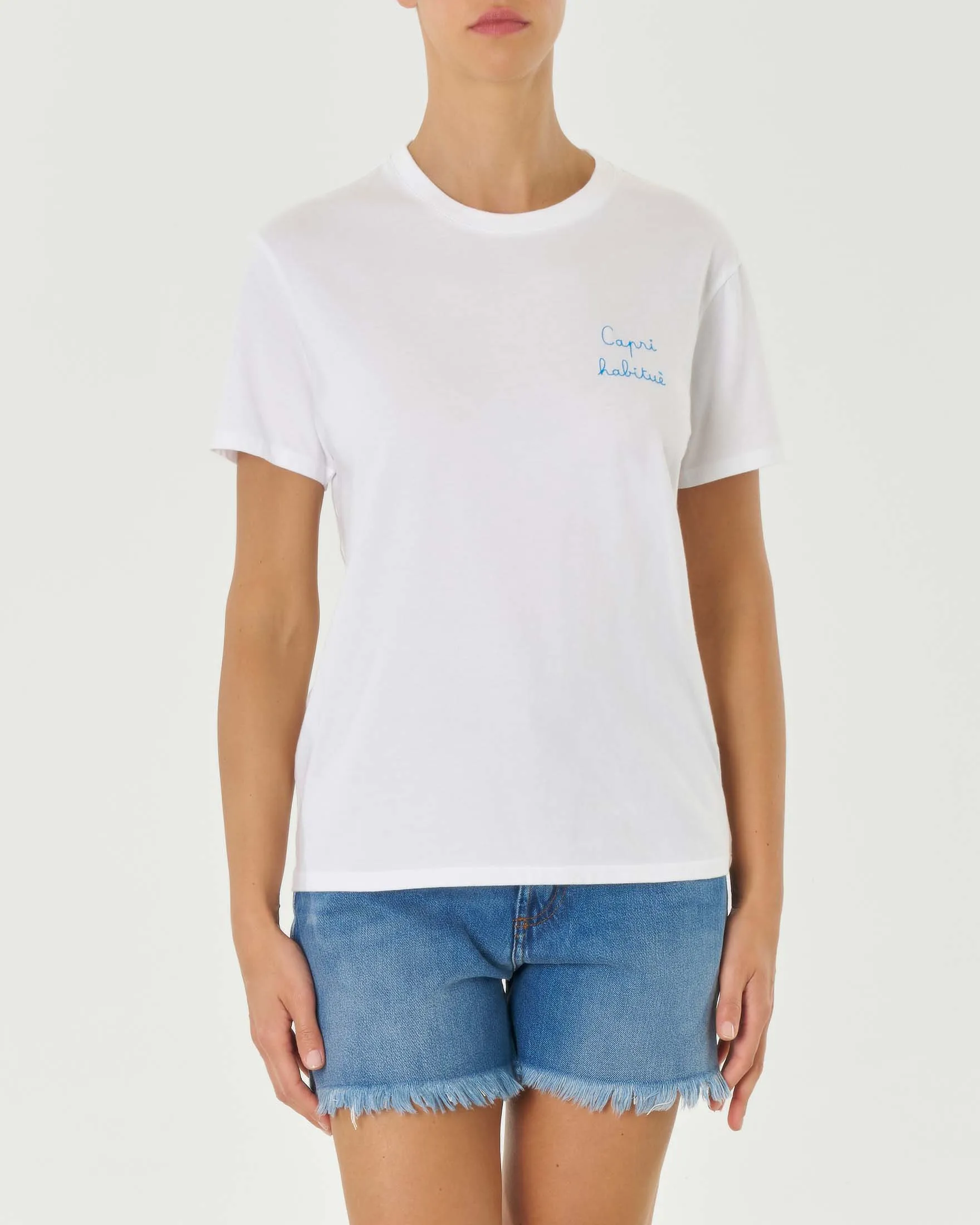 T-shirt bianca in puro cotone con scritta azzurra 'Capri Habituè' ricamata sul petto
