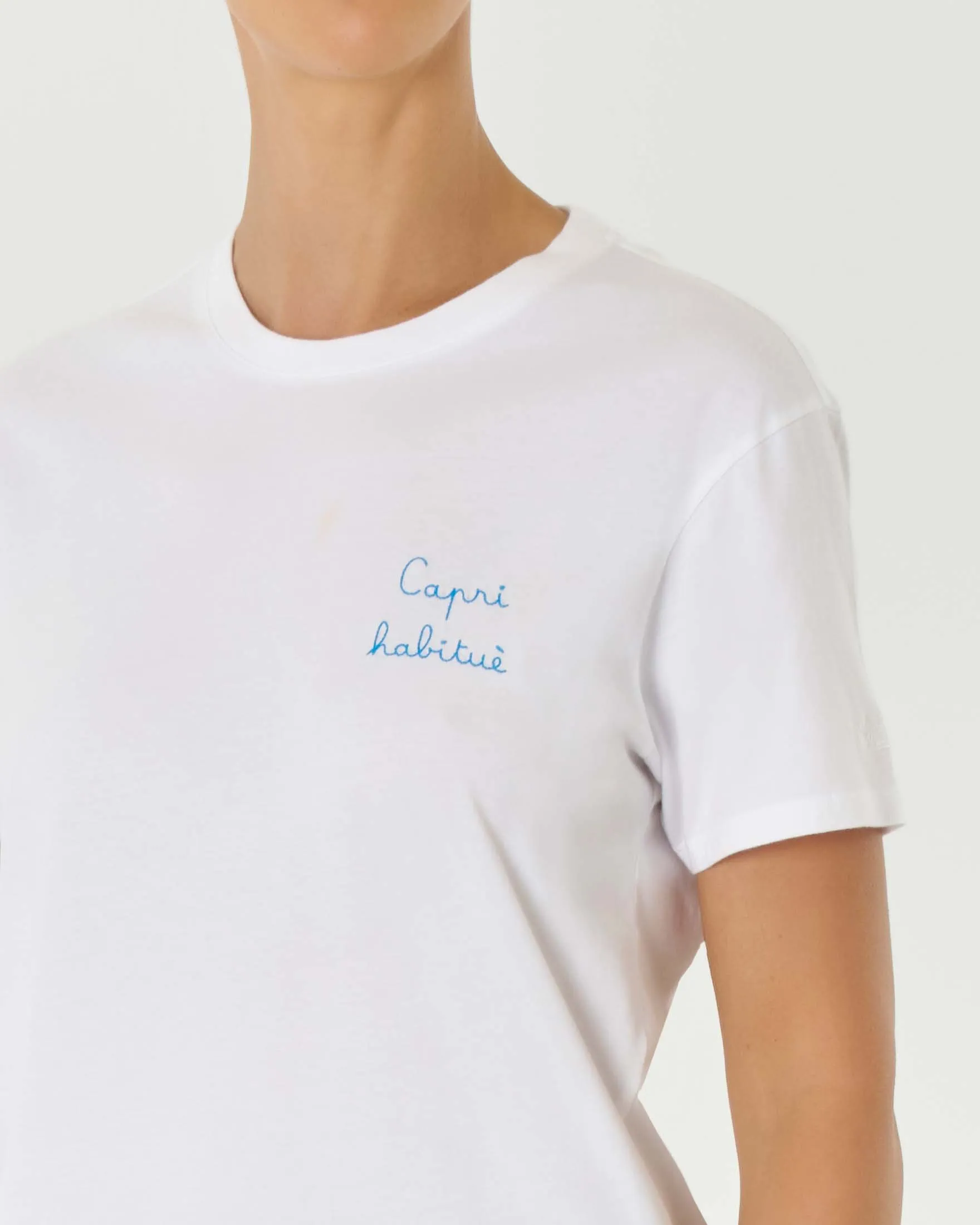 T-shirt bianca in puro cotone con scritta azzurra 'Capri Habituè' ricamata sul petto