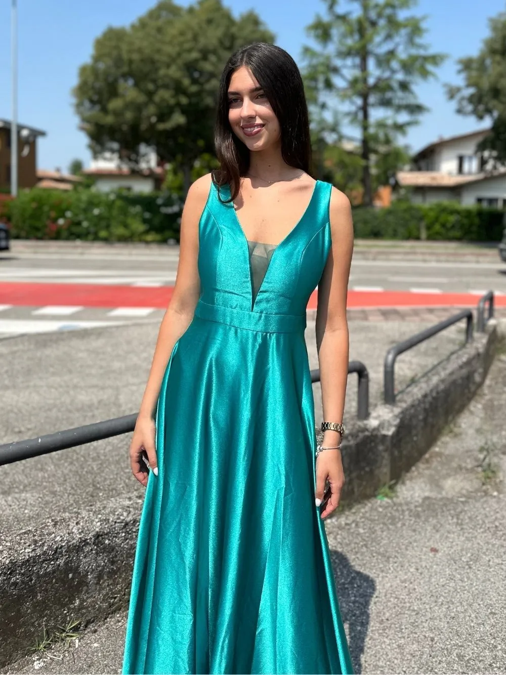 Vestito elegagante con scollo v
