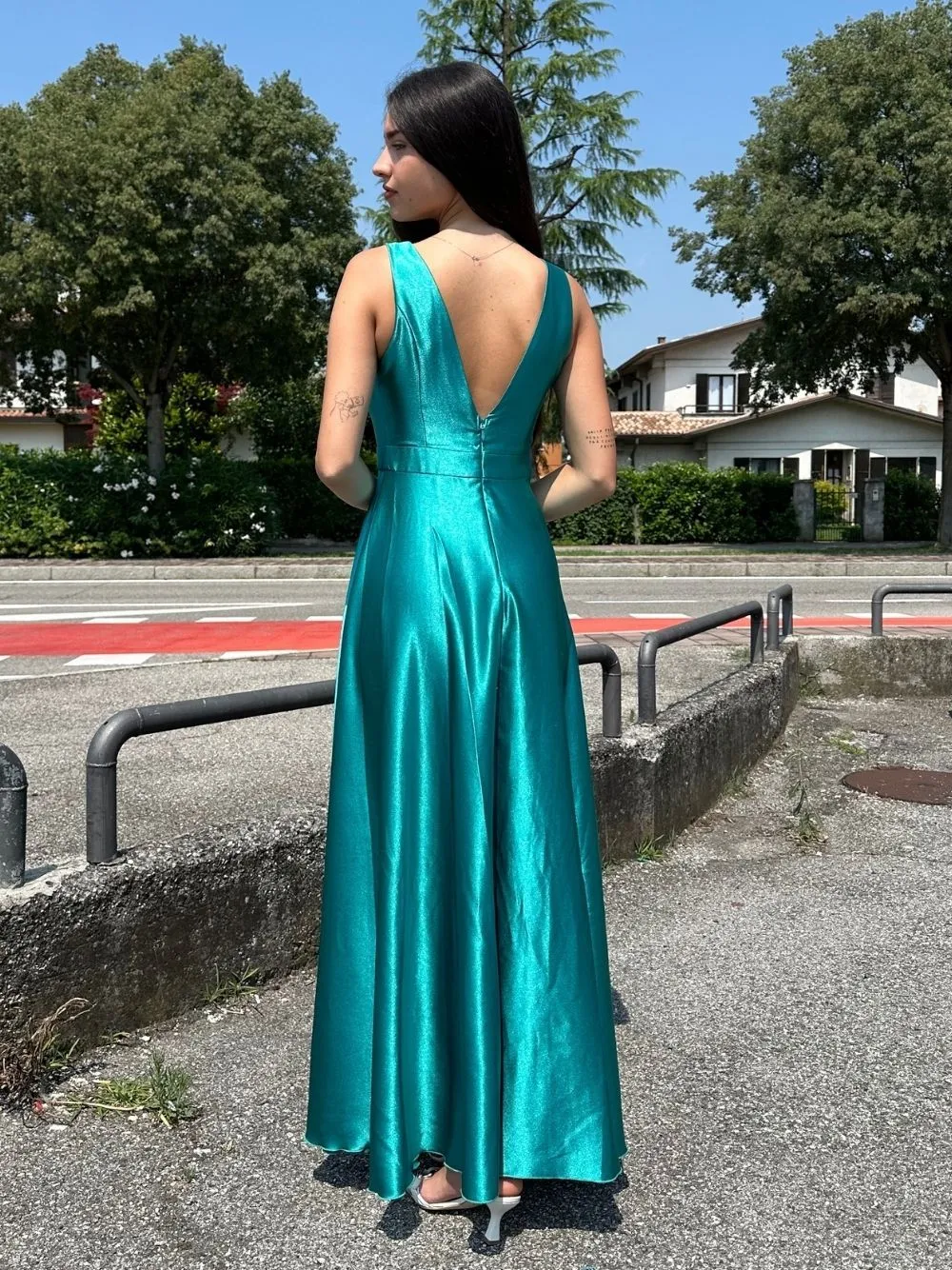 Vestito elegagante con scollo v