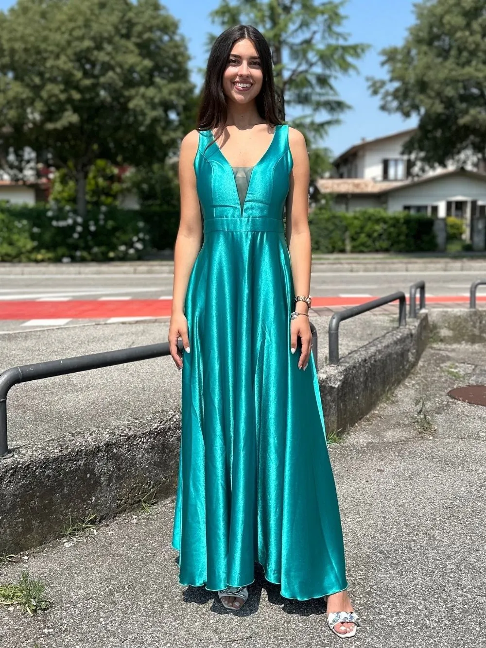 Vestito elegagante con scollo v