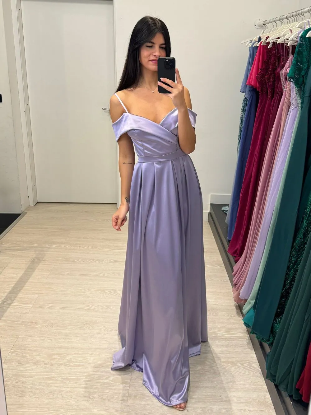 Vestito lungo raso manica scesa