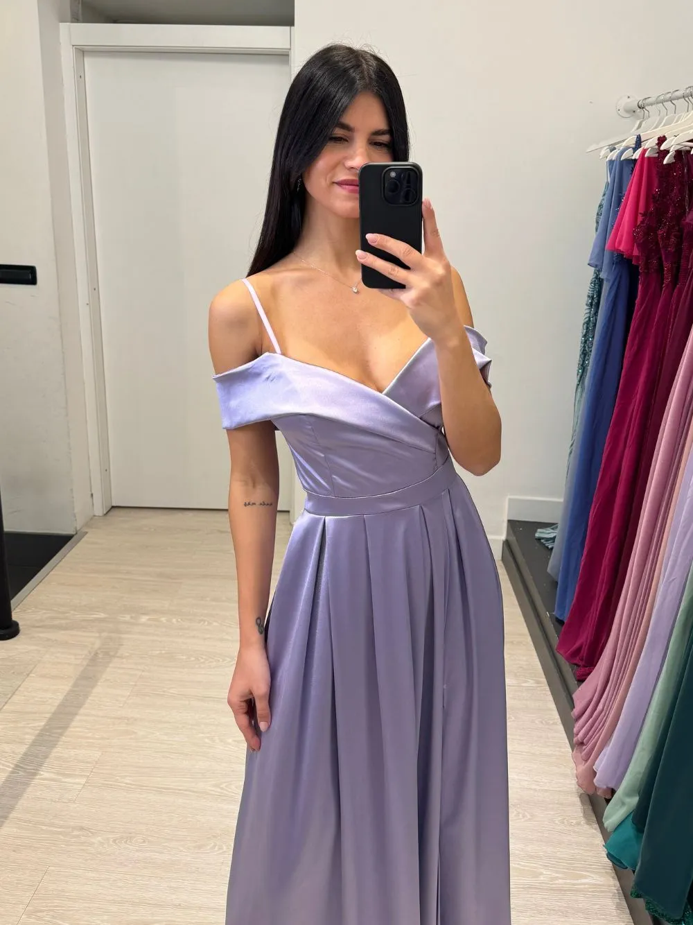 Vestito lungo raso manica scesa