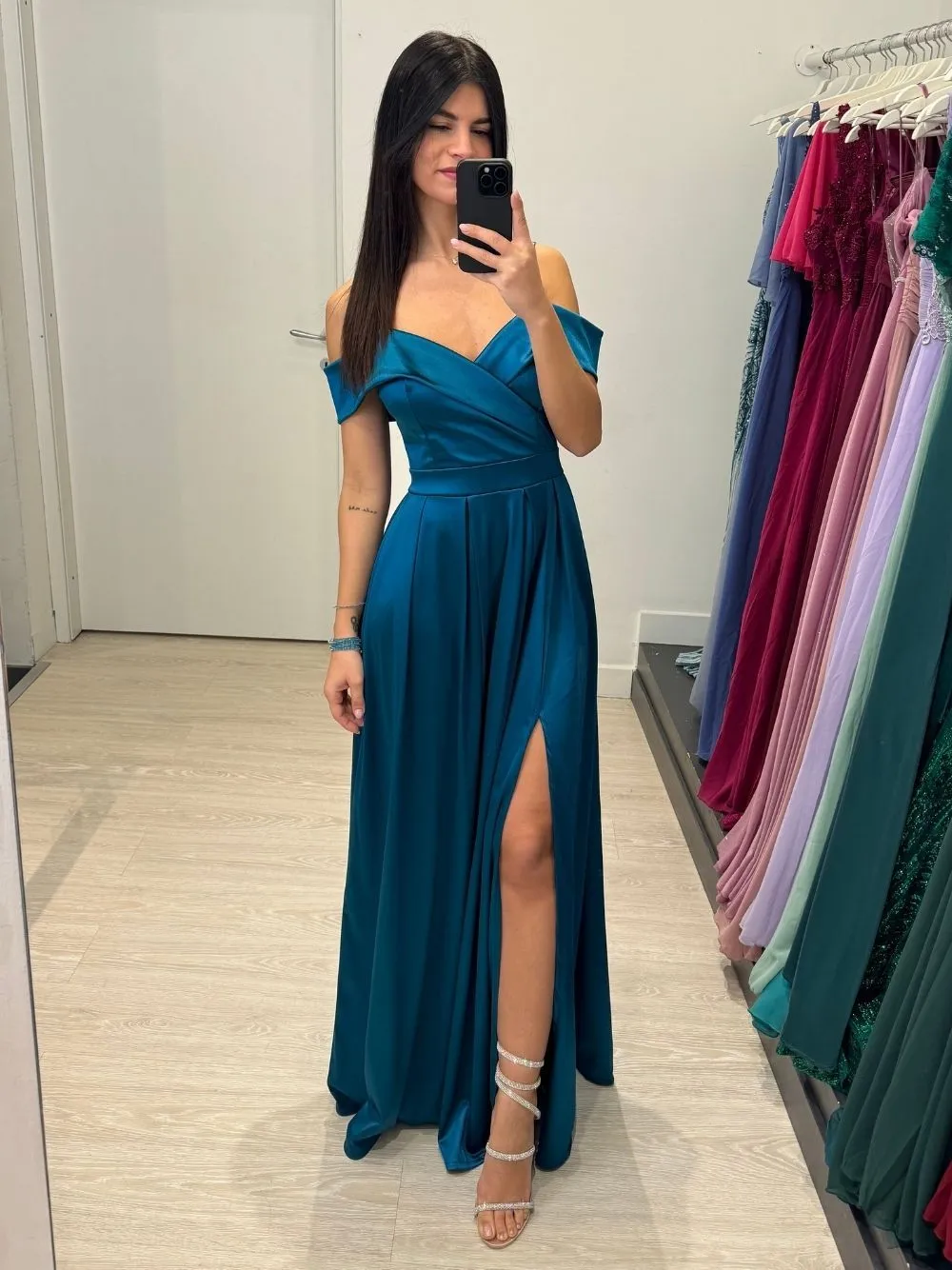 Vestito lungo raso manica scesa