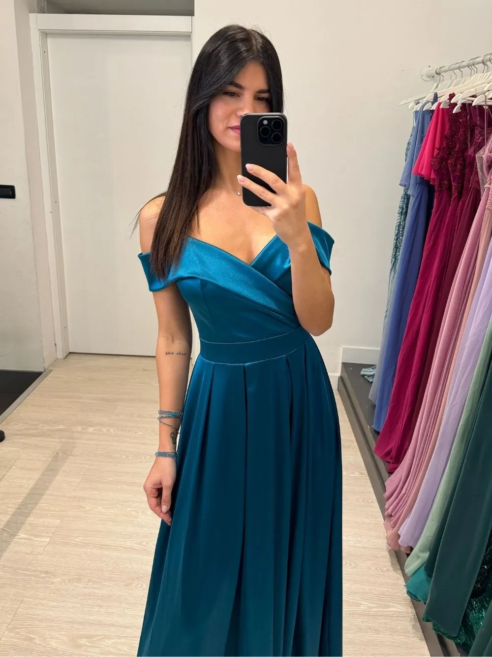 Vestito lungo raso manica scesa