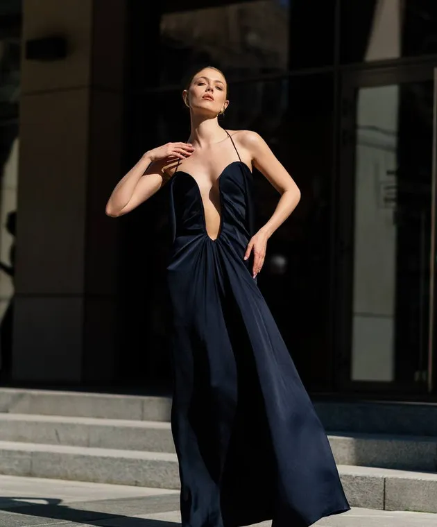 Victoria Beckham Maxi abito blu con scollature curve 1224WDR005612A